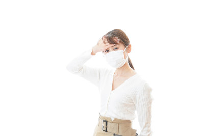 戴口罩的年轻女子感染了肺炎