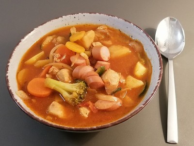 牛肉肠和蔬菜汤