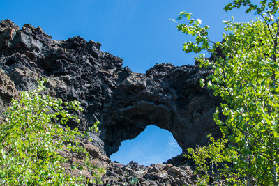 冰岛北部的Dimmuborgir是一片熔岩地和熔岩湖的遗迹。它位于克拉弗拉火山系统的火山活动性区域。