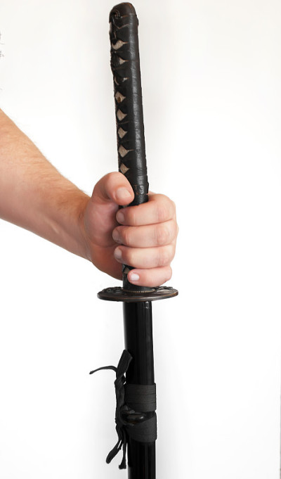 他手里拿着武士刀