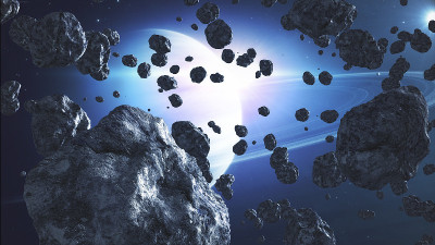 在太空中穿过小行星和陨石