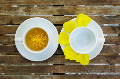 黄丝棉花配一对瓷盘茶杯