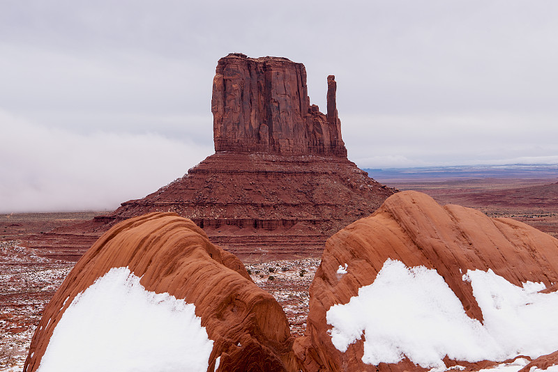 美国犹他州/亚利桑那州纪念碑谷纳瓦霍部落公园的西Mitten Butte