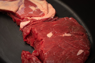 准备调味的生肉。