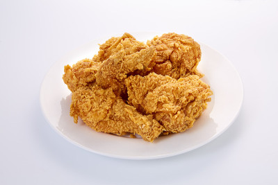 白桌上白碟里的香酥炸鸡