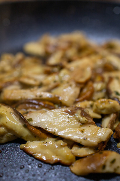 牛肝菌近距离炒