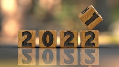 从2021年到2022年的翻转立方体。新年的概念