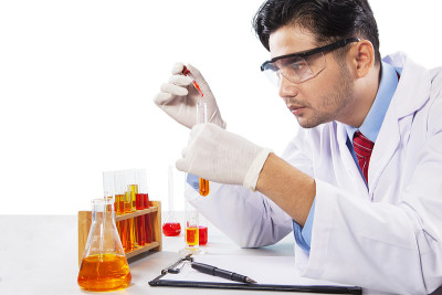 年轻科学家分析他的实验