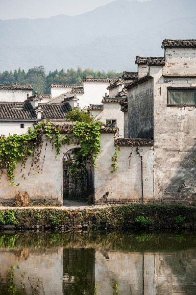 白色的建筑物倒映在河里。道口村,中国