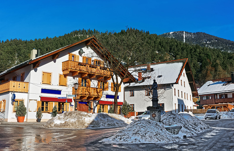 Garmisch Partenkirchen老城区的喷泉街