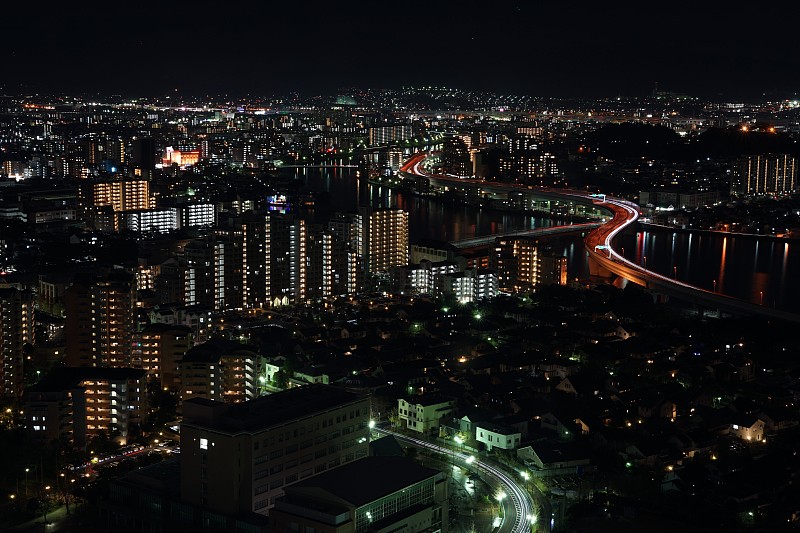 从福冈塔俯瞰福冈海边的桃口夜景