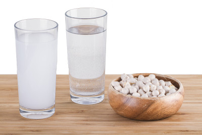 土耳其和希腊传统饮料Raki, Ouzo