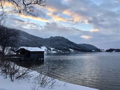 冬天雪下的巴伐利亚村庄。