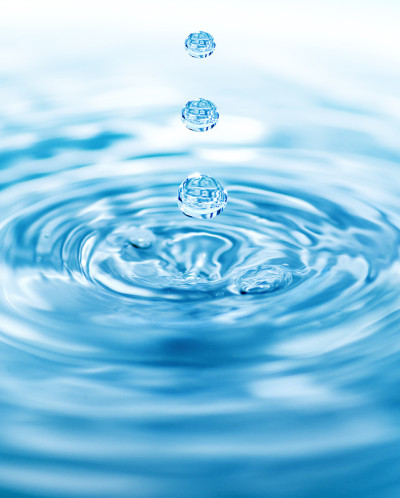 水滴落在蓝色的水中