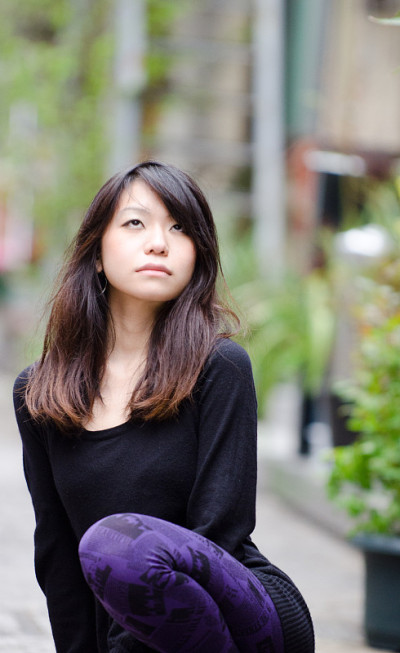 日本女孩在东京街头拍照