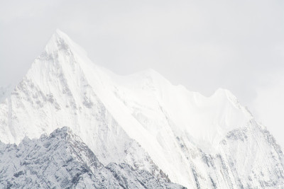 山顶上有雾，有雪