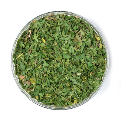 香料俯视图-干燥切碎的欧芹-孤立