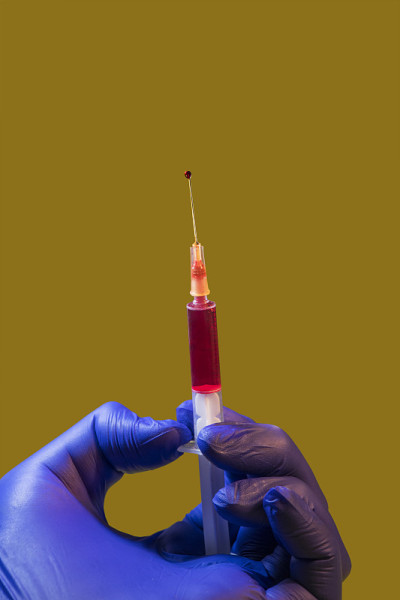 医护人员在注射针筒内注满COVID-19时，应佩戴防护手套