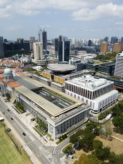 新加坡天际线鸟瞰图摩天大楼高层建筑在市中心核心河，绿树，道路与汽车。