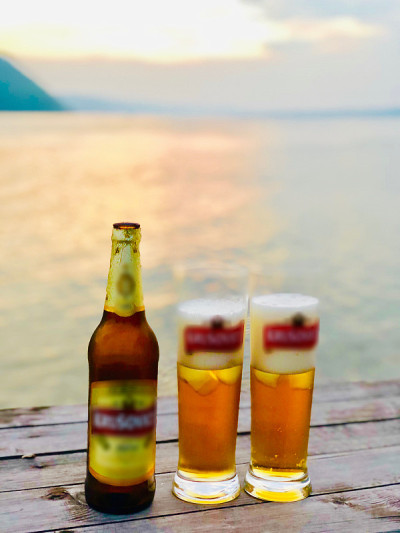 贝加尔湖的日落啤酒