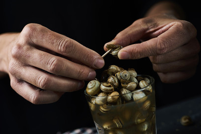 吃西班牙蜗牛料理卡拉科利洛斯