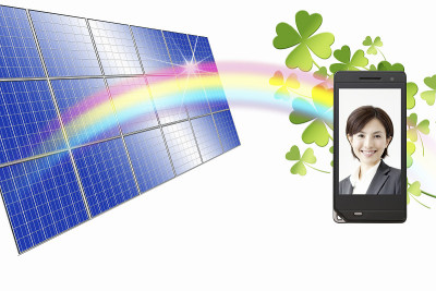 OL的微笑反映在手机屏幕和太阳能电池板上