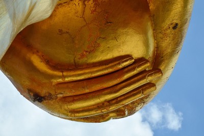 金佛佛像手持一个钵盂