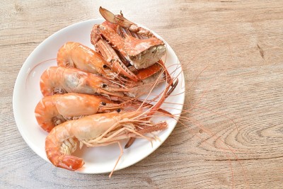 清蒸虾、切花蟹配新鲜蔬菜蘸酸辣酱吃