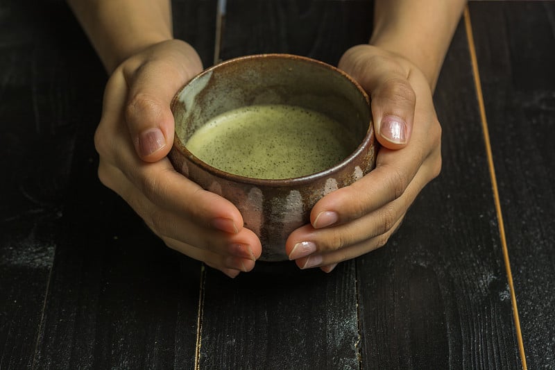 拿着日本茶杯的女孩