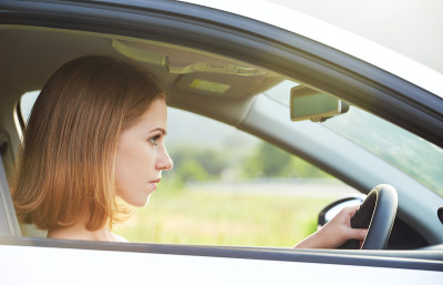 女司机开车
