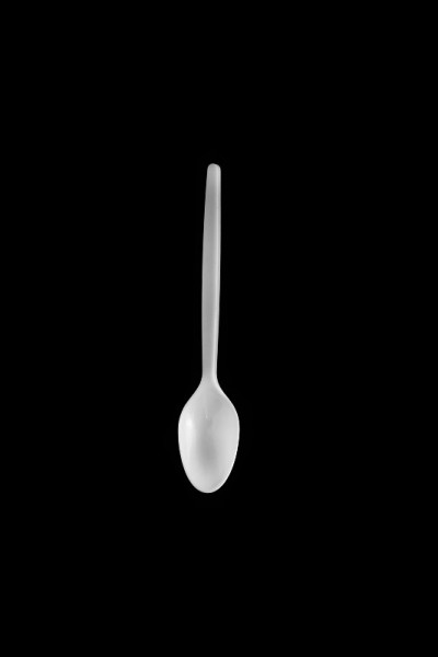 在黑色背景上放食物的塑料勺子
