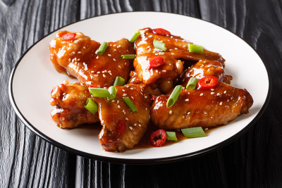 食谱美味的烤鸡翅与红烧酱近距离在盘子上。水平