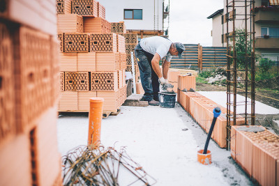 建筑工地细节-工业工人建造砖墙