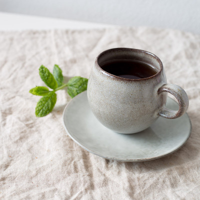 红茶与薄荷在古老的乡村杯