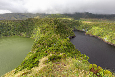 弗洛雷斯的双火山口湖