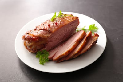 上釉的火腿切片在盘子上