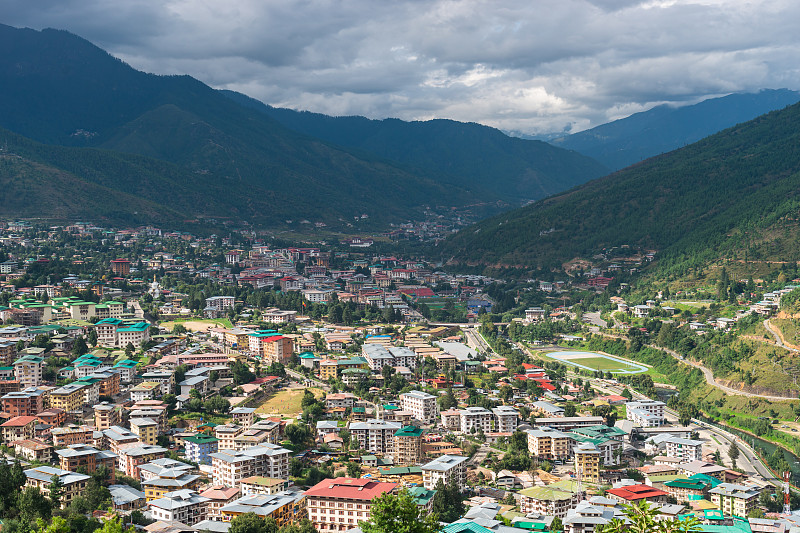 廷布市，不丹的首都，在夏季被群山包围