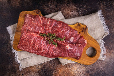一块生牛肉。
