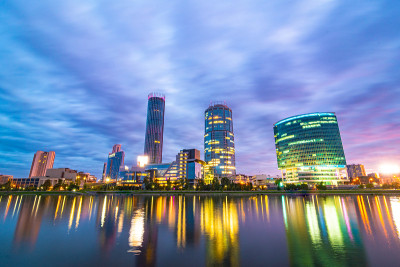 夜景叶卡捷琳堡，俄罗斯与城市的灯光反射在城市池塘的水