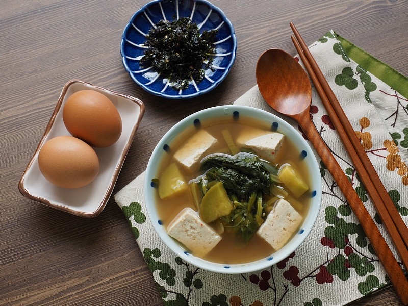 韩国料理:大豆菠菜酱炖，菜瓣酱，味噌汤