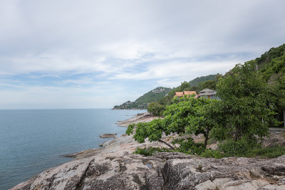 泰国苏梅岛查翁，海边的Ladkoh观景台，巨大的岩石海滩和美丽的海滨别墅。