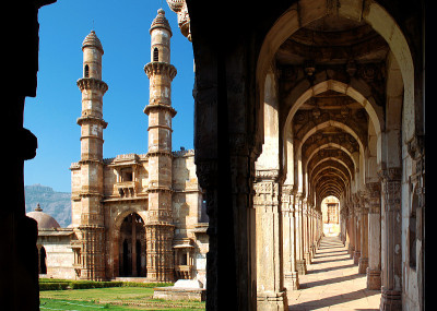 贾米清真寺(清真寺)和周围的拱门在Champaner, Pavagadh考古公园