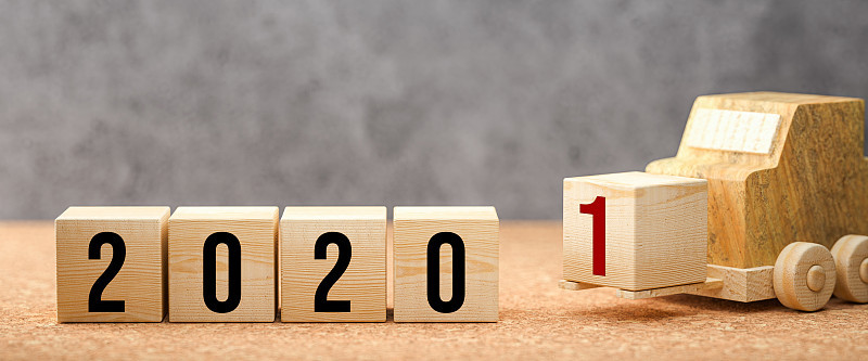 立方体显示数字2020和叉车交付2021年1 - 3d插图