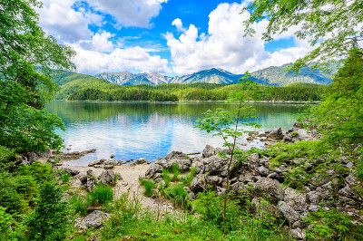 Eibsee湖的天堂海滩。位于德国巴伐利亚granainau的阿尔卑斯山脉——Garmisch Pa