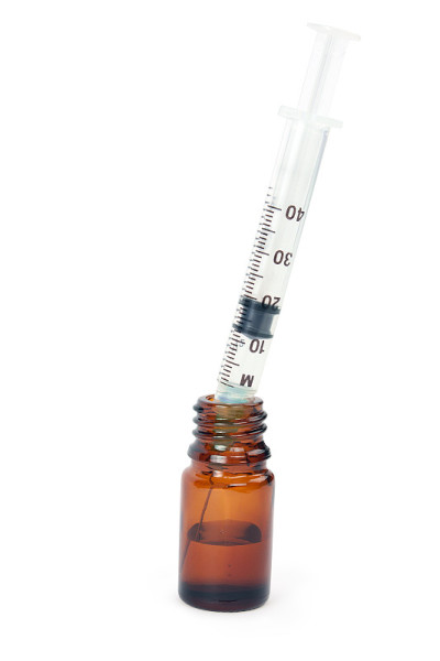 注射器插入小瓶