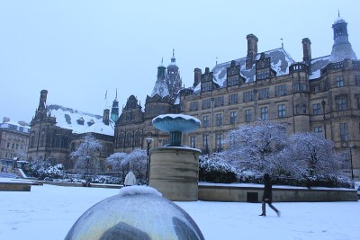 雪覆盖了谢菲尔德市中心和和平花园