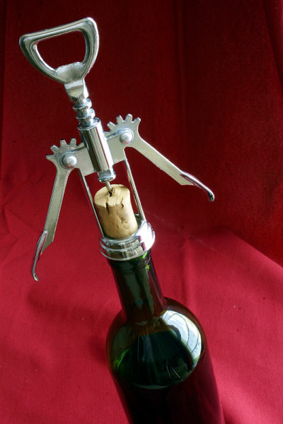酒瓶和开瓶器