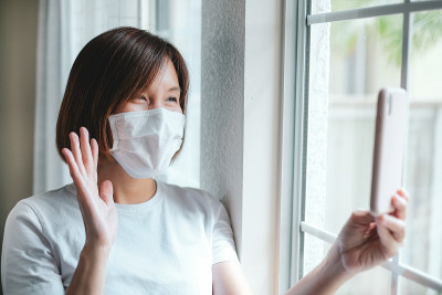 人们留在更安全的家里进行自我隔离，以阻止新冠肺炎大流行的爆发。打电话给朋友和医生保持社交距离。