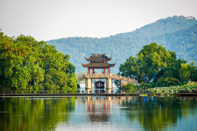 玉带桥景观，是非常著名的亭桥，位于中国浙江杭州西湖