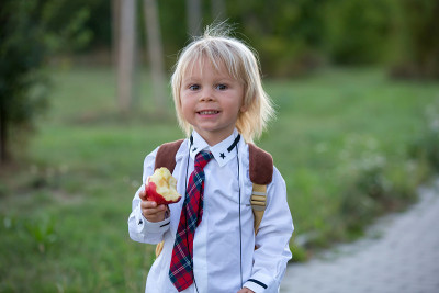 幼儿园的金发小孩，穿着校服的可爱男孩，暑假后第一次进幼儿园